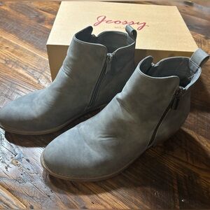 Ladies Gray Boots Size 9 - faux leather
